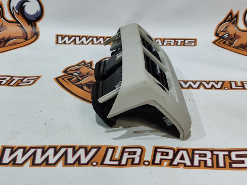 LR093892 Air deflector in the center console rear Range Rover Velar L560 (2018-) Used cost 120 € in stock 1 pcs.