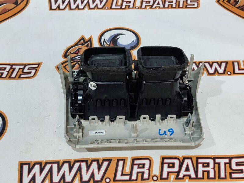 LR093892 Air deflector in the center console rear Range Rover Velar L560 (2018-) Used cost 120 € in stock 1 pcs.