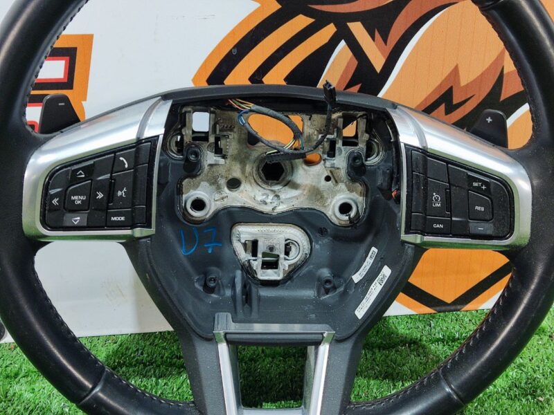 LR095540 Steering wheel buttons right LAND ROVER DISCOVERY SPORT (L550) 2015- Used cost 50 € in stock 1 pcs.