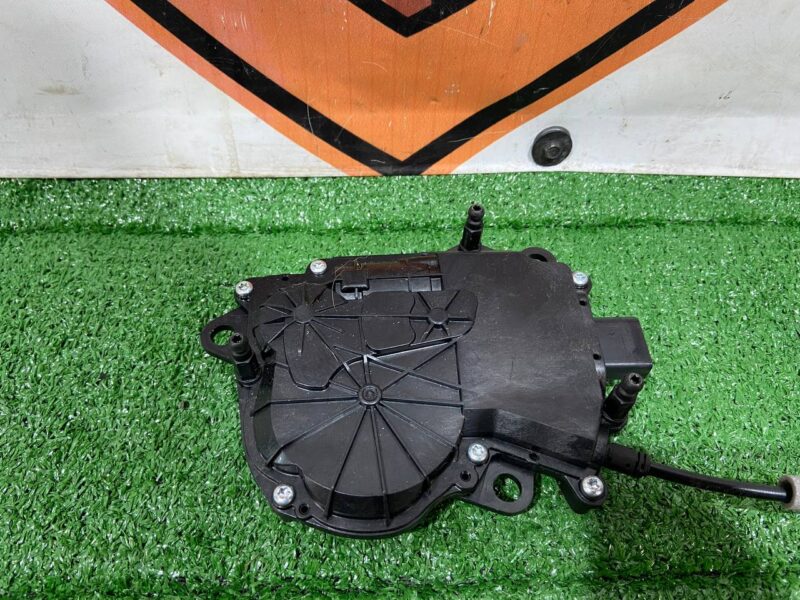 LR095550 Electric motor right rear lower door Range Rover L405 (2013-2021) Used cost 30 € in stock 12 pcs.