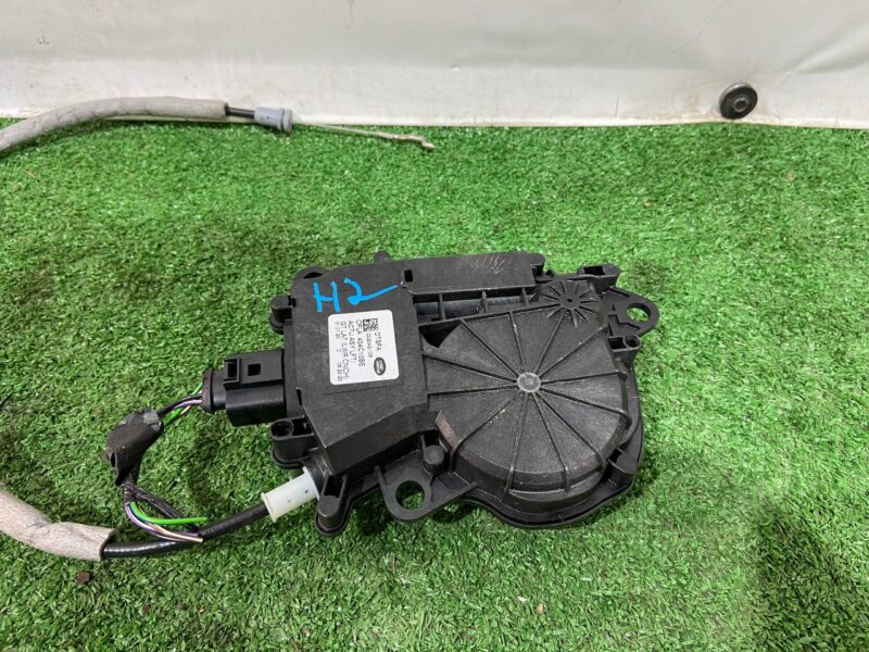 LR095550 Electric motor right rear lower door Range Rover L405 (2013-2021) Used cost 30 € in stock 12 pcs.