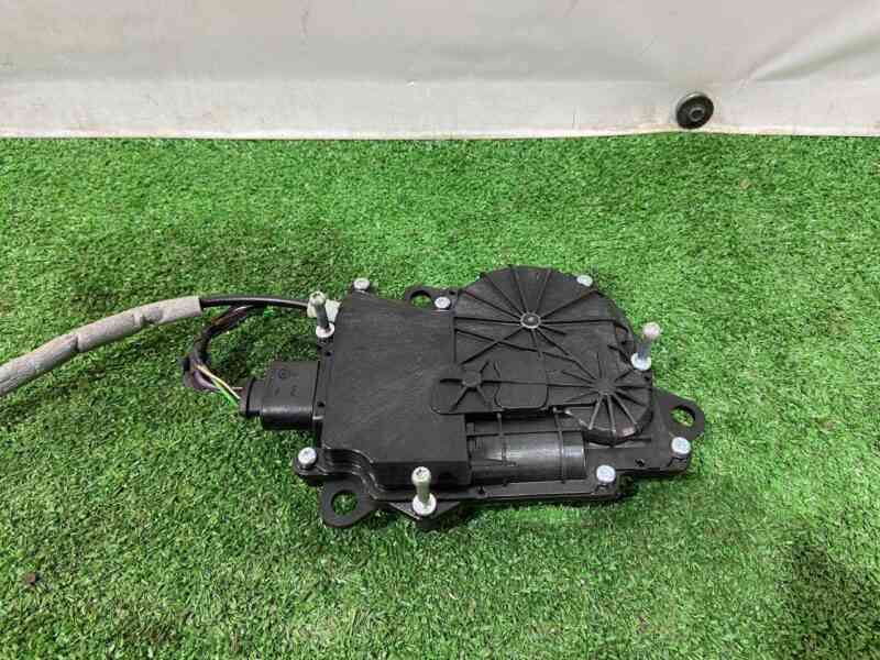 LR095550 Electric motor right rear lower door Range Rover L405 (2013-2021) Used cost 30 € in stock 12 pcs.