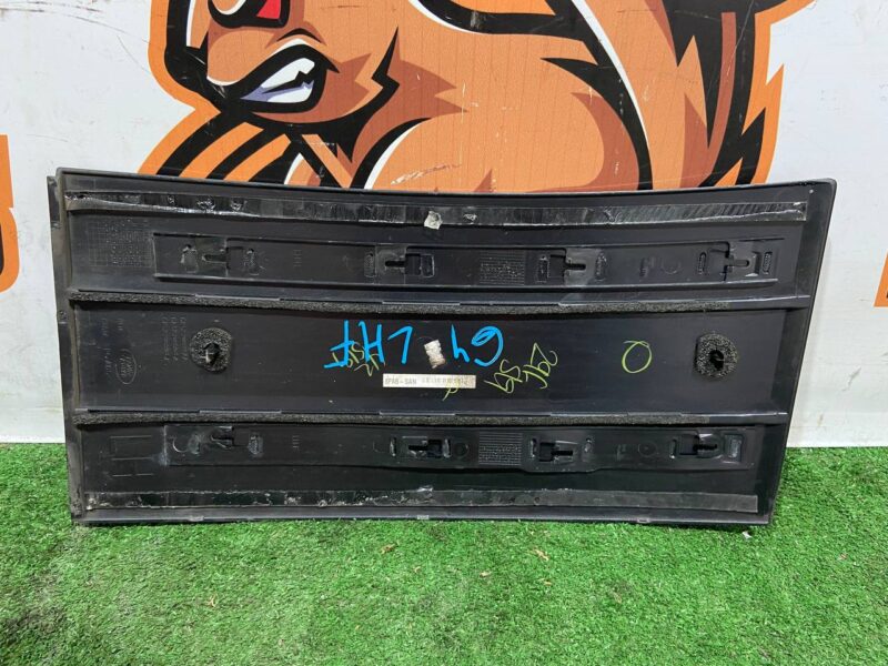 LR096540 Door molding left front Range Rover L405 (2013-2021) Used cost 70 € in stock 4 pcs.