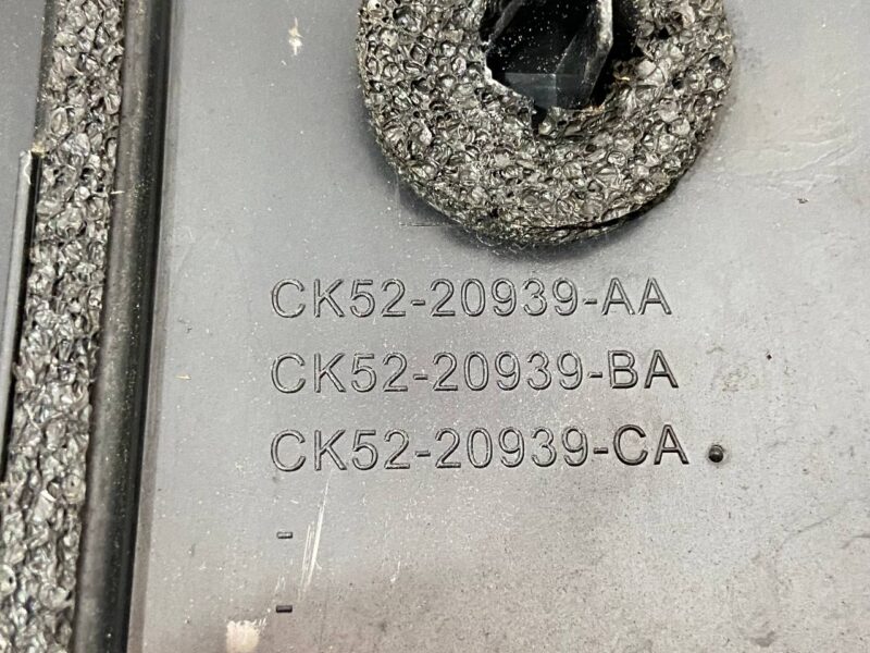 LR096540 Door molding left front Range Rover L405 (2013-2021) Used cost 70 € in stock 4 pcs.