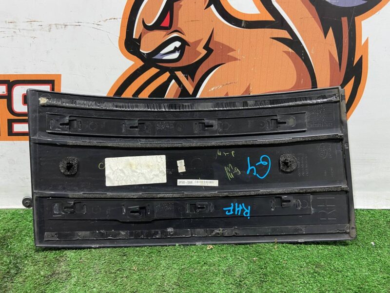 LR096541 Right front door molding RANGE ROVER L405 13- Used cost 85 € in stock 4 pcs.