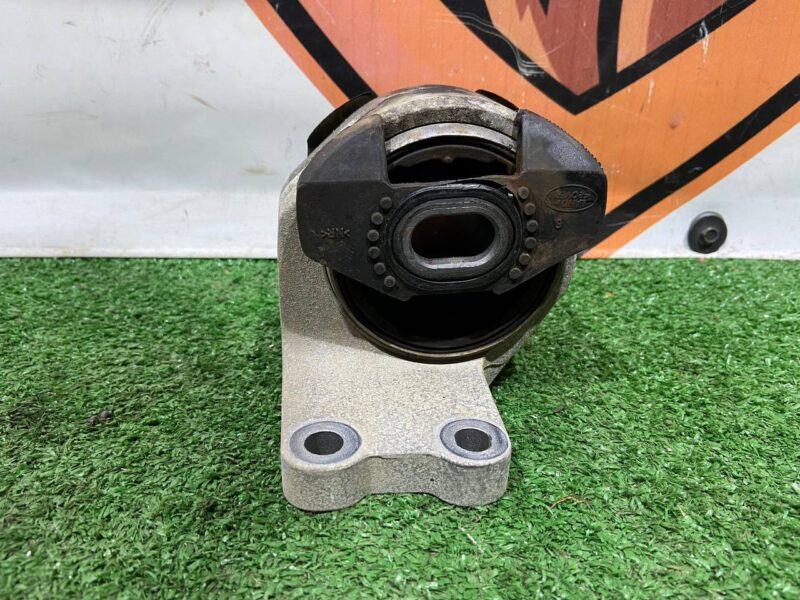 LR098750 Transfer case support Range Rover L405 (2013-2021) used cost 70 € in stock 2 pcs.