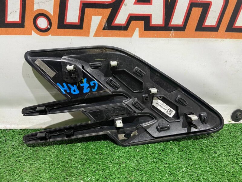 LR098778 Grille in the wing 2018- right Range Rover Sport L494 (2014-2022) Used cost 75 € in stock 1 pcs.