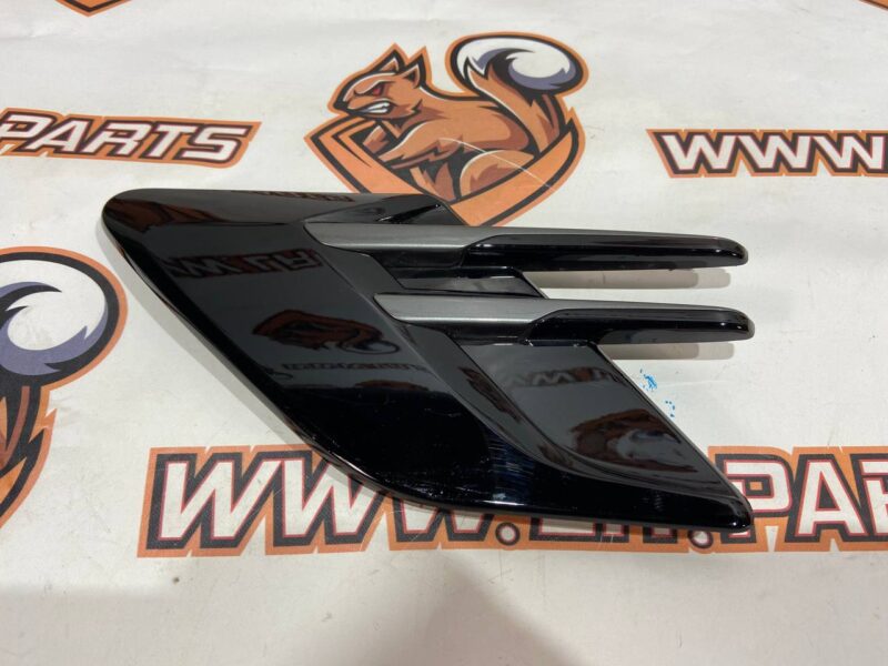 LR098789 Grille in the wing 2018- left Range Rover Sport L494 (2014-2022) Used cost 75 € in stock 2 pcs.