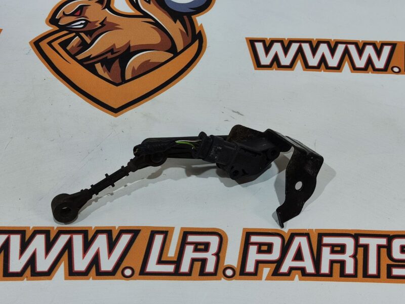LR098914 Front suspension height sensor Land Rover Discovery 5 L462 (2017-) Used cost 40 € in stock 10 pcs.