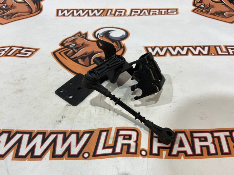 LR098915 Rear Suspension Height Level Sensor Land Rover Discovery 5 L462 (2017-) Used cost 32 € in stock 9 pcs.