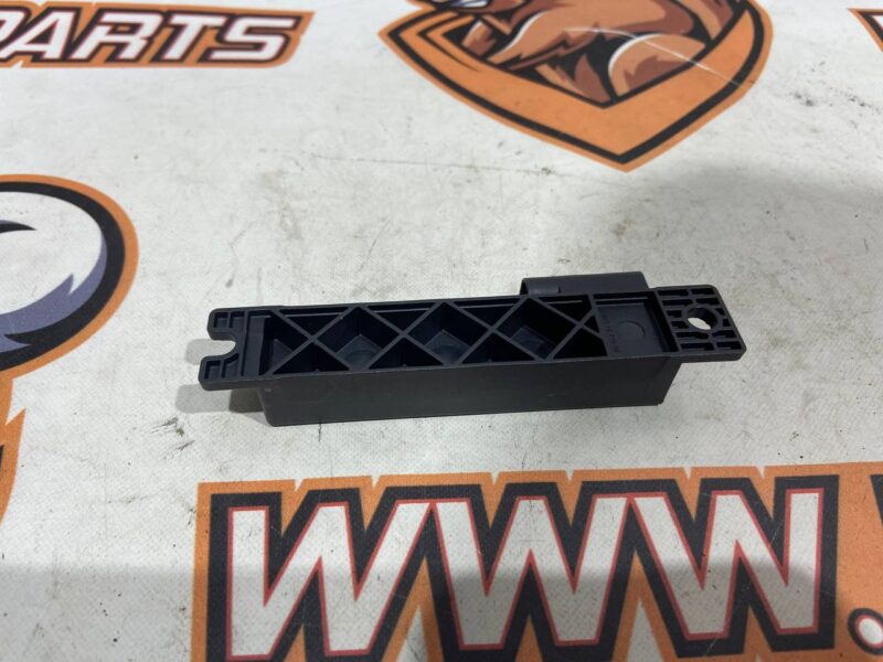 LR099137 Keyless access antenna module LAND ROVER DISCOVERY 5 Used cost 8 € in stock 8 pcs.