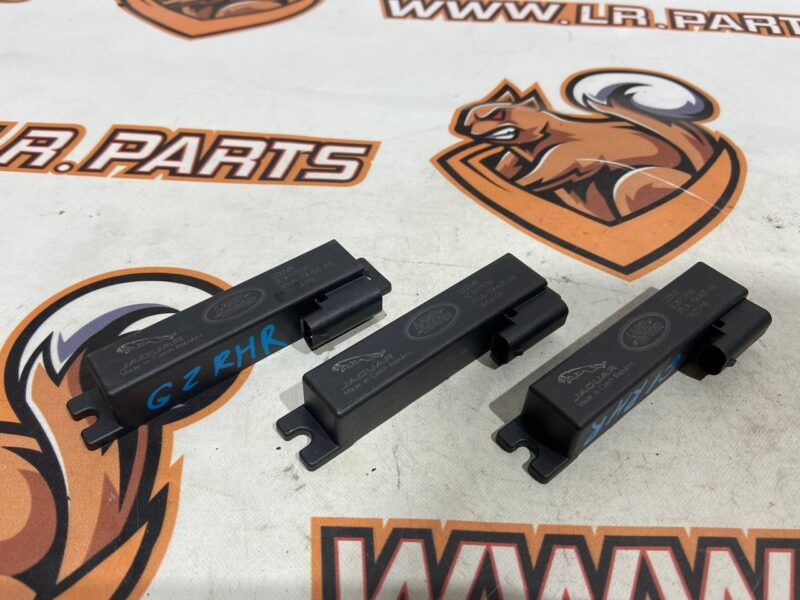 LR099137 Keyless access antenna module LAND ROVER DISCOVERY 5 Used cost 8 € in stock 8 pcs.