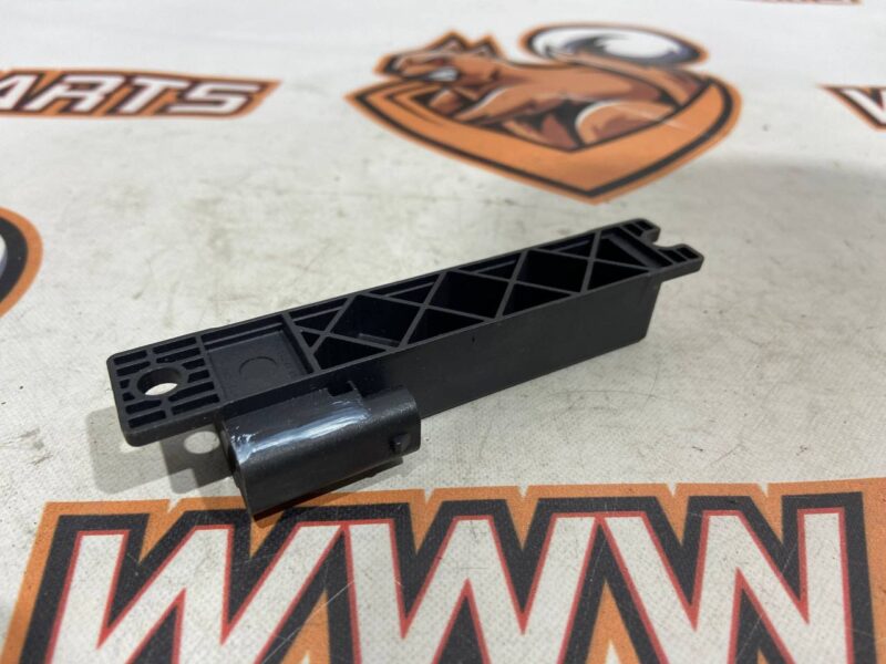 LR099137 Keyless access antenna module LAND ROVER DISCOVERY 5 Used cost 8 € in stock 8 pcs.