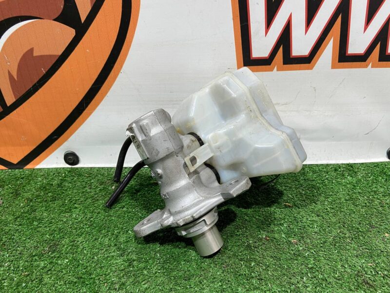 LR099178 Brake Master Cylinder Land Rover Discovery 5 L462 (2017-) Used cost 40 € in stock 8 pcs.