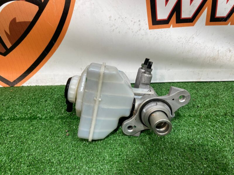 LR099178 Brake Master Cylinder Land Rover Discovery 5 L462 (2017-) Used - Image 14