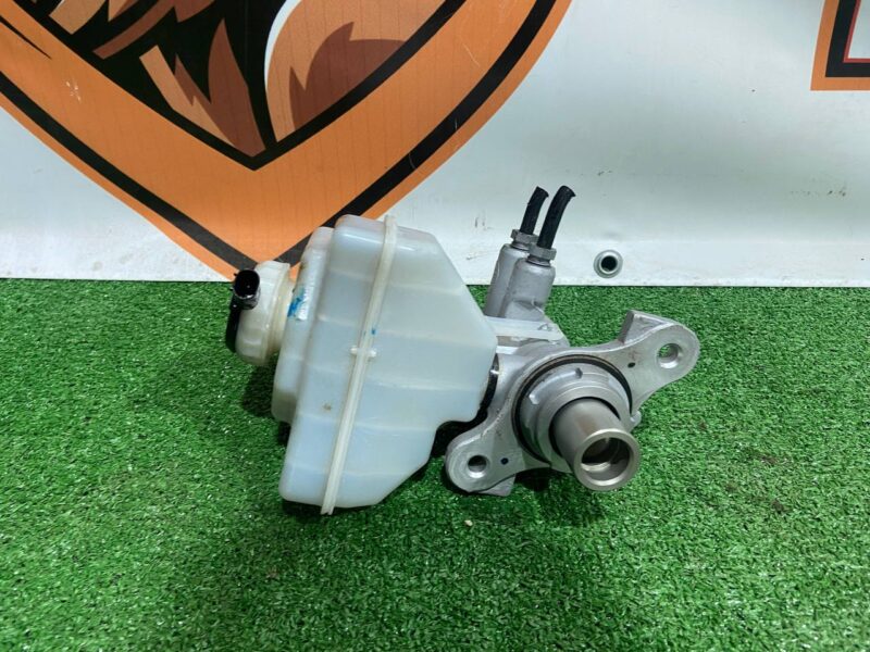 LR099178 Brake Master Cylinder Land Rover Discovery 5 L462 (2017-) Used - Image 15