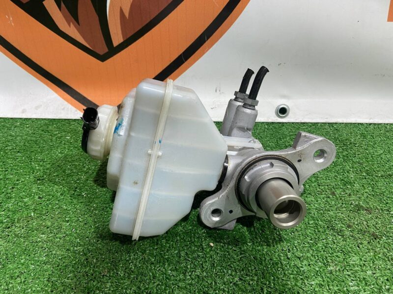 LR099178 Brake Master Cylinder Land Rover Discovery 5 L462 (2017-) Used - Image 16