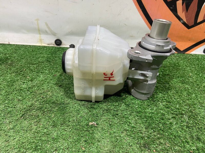 LR099178 Brake Master Cylinder Land Rover Discovery 5 L462 (2017-) Used - Image 23