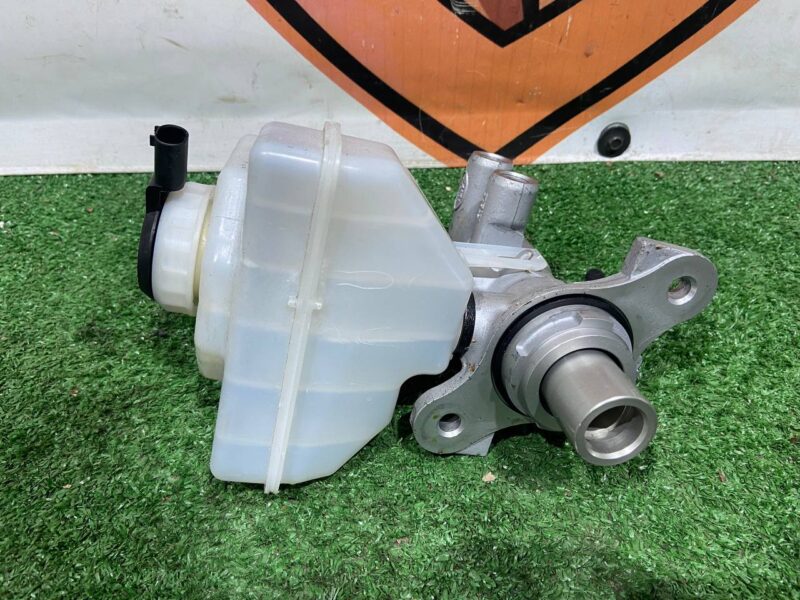 LR099178 Brake Master Cylinder Land Rover Discovery 5 L462 (2017-) Used - Image 24
