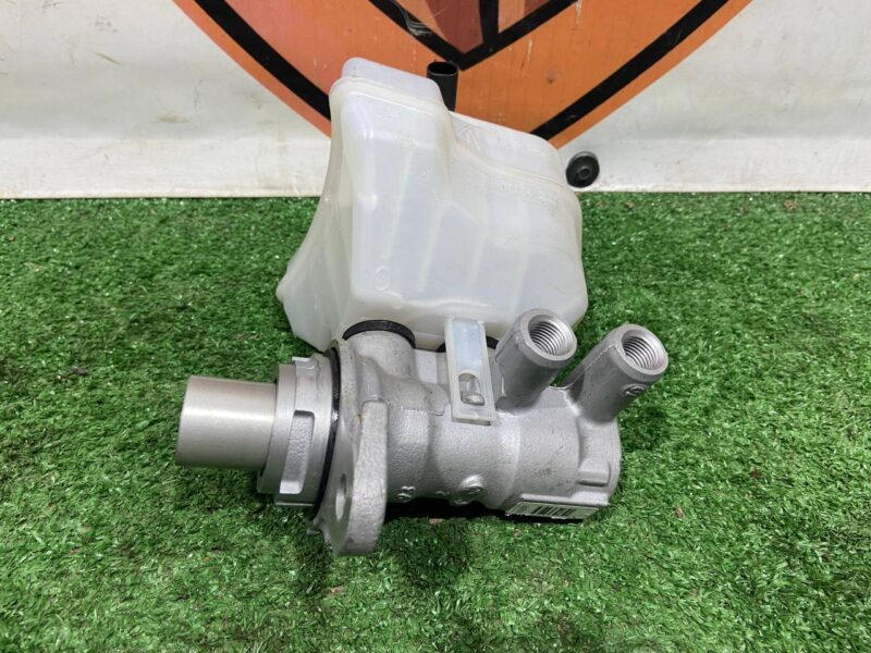 LR099178 Brake Master Cylinder Land Rover Discovery 5 L462 (2017-) Used - Image 25