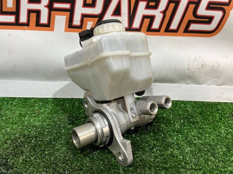 LR099178 Brake Master Cylinder Land Rover Discovery 5 L462 (2017-) Used cost 40 € in stock 8 pcs.