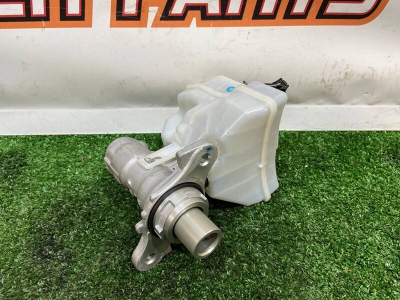 LR099178 Brake Master Cylinder Land Rover Discovery 5 L462 (2017-) Used cost 40 € in stock 8 pcs.