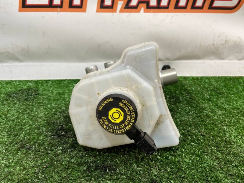 LR099178 Brake Master Cylinder Land Rover Discovery 5 L462 (2017-) Used cost 40 € in stock 8 pcs.