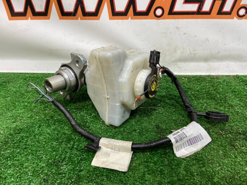 LR099178 Brake Master Cylinder Land Rover Discovery 5 L462 (2017-) Used cost 40 € in stock 8 pcs.