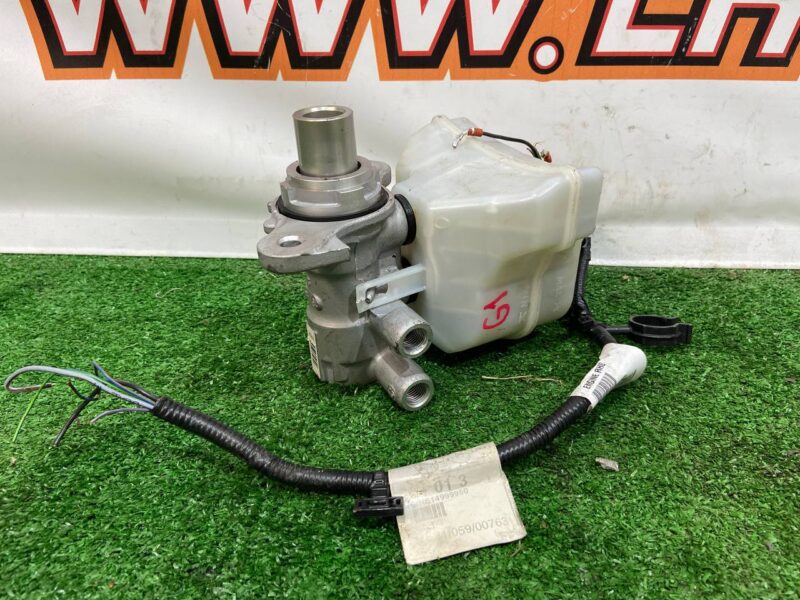 LR099178 Brake Master Cylinder Land Rover Discovery 5 L462 (2017-) Used cost 40 € in stock 8 pcs.