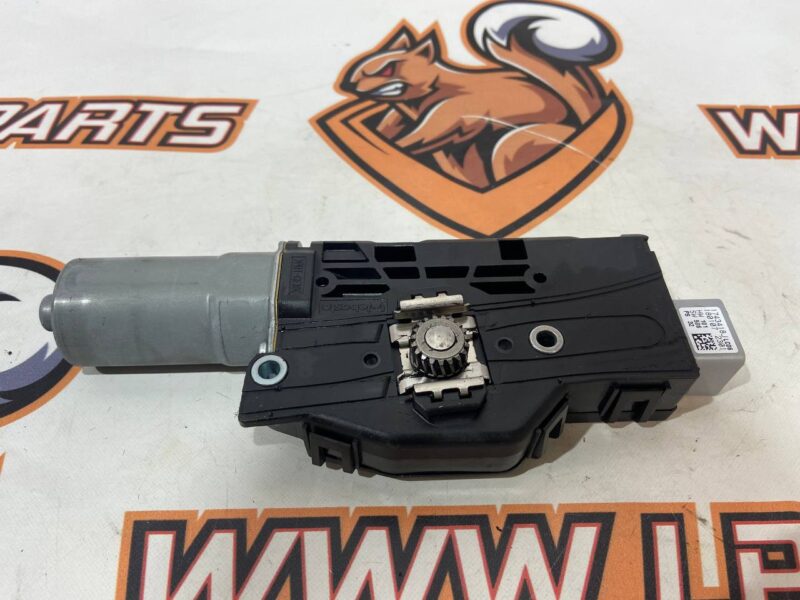 LR100592 Electric motor panorama Land Rover Discovery 5 L462 (2017-) used cost 40 € in stock 1 pcs.