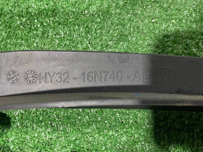 LR101655 Hood seal right Land Rover Discovery 5 used cost 38,2 € in stock 2 pcs.