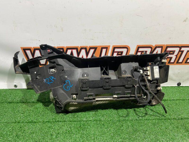 LR104903 Bumper mounting bracket right LAND ROVER DISCOVERY 5 Used cost 27 € in stock 4 pcs.