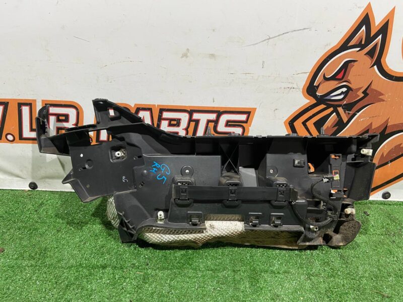 LR104903 Bumper mounting bracket right LAND ROVER DISCOVERY 5 Used cost 27 € in stock 4 pcs.