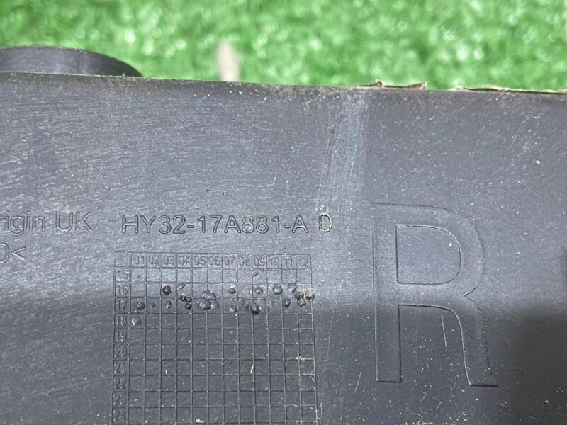 LR104903 Bumper mounting bracket right LAND ROVER DISCOVERY 5 Used cost 27 € in stock 4 pcs.
