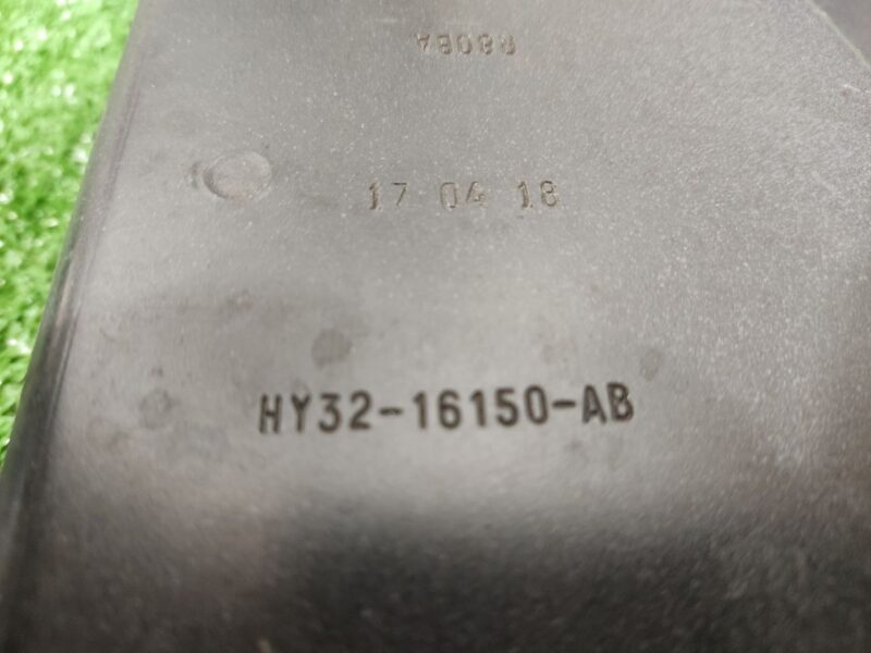 LR105082 Wing mounting bracket upper right LAND ROVER DISCOVERY 5 Used cost 70 € in stock 3 pcs.
