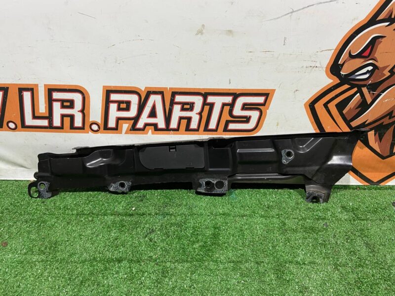 LR105082 Wing mounting bracket upper right LAND ROVER DISCOVERY 5 Used cost 70 € in stock 3 pcs.