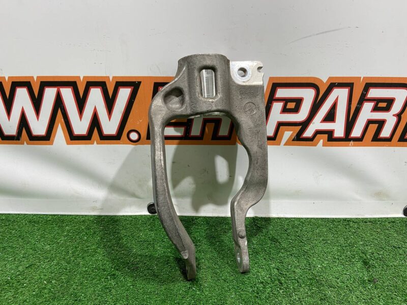 LR105282 Front right shock absorber bracket RANGE ROVER L405 13- Used cost 35 € in stock 5 pcs.