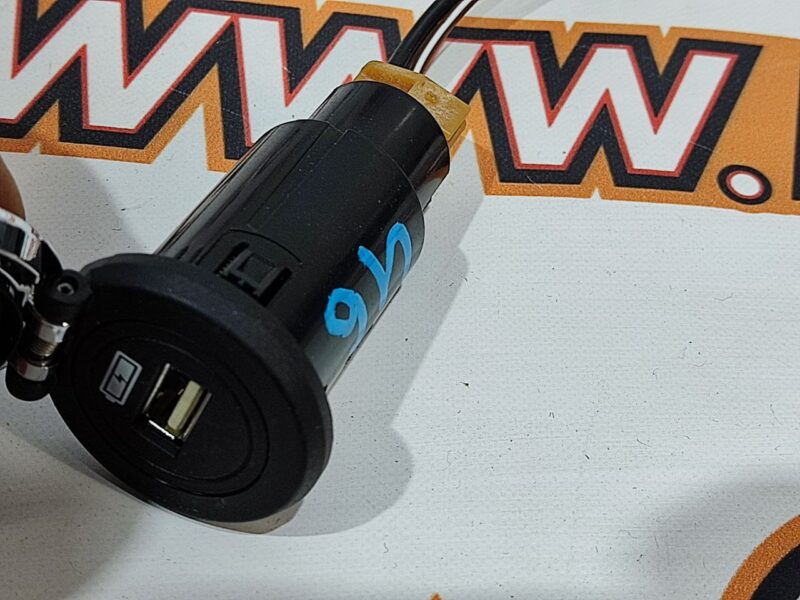 LR107236 USB Socket USB port LAND ROVER DISCOVERY 5 Used cost 38,89 € in stock 4 pcs.