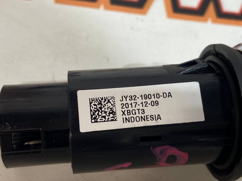 LR107236 USB Socket USB port LAND ROVER DISCOVERY 5 Used cost 38,89 € in stock 4 pcs.