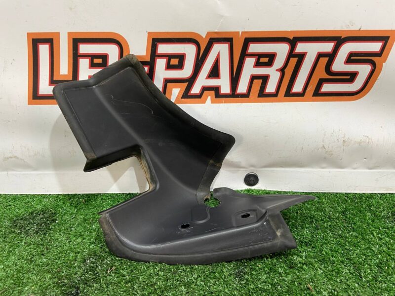 LR107342 Trunk loop lid left RANGE ROVER VELAR (L560) Used cost 13 € in stock 3 pcs.
