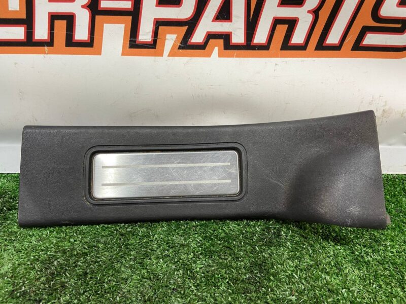 LR108373 Front right door trim Land Rover Discovery 5 L462 (2017-) used cost 23 € in stock 2 pcs.