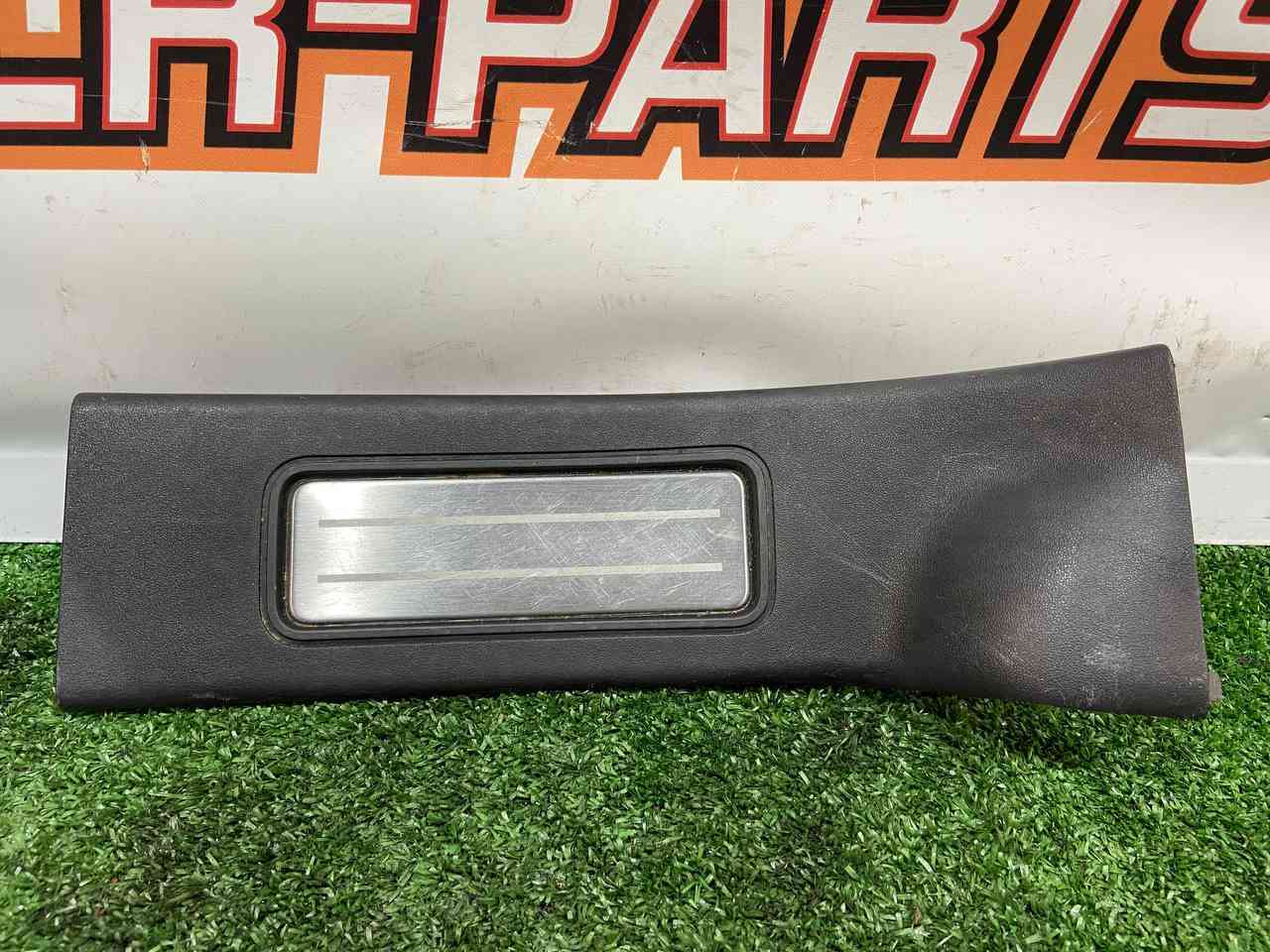 LR108373 Front right door trim Land Rover Discovery 5 L462 (2017-) used cost 23 € in stock 2 pcs.