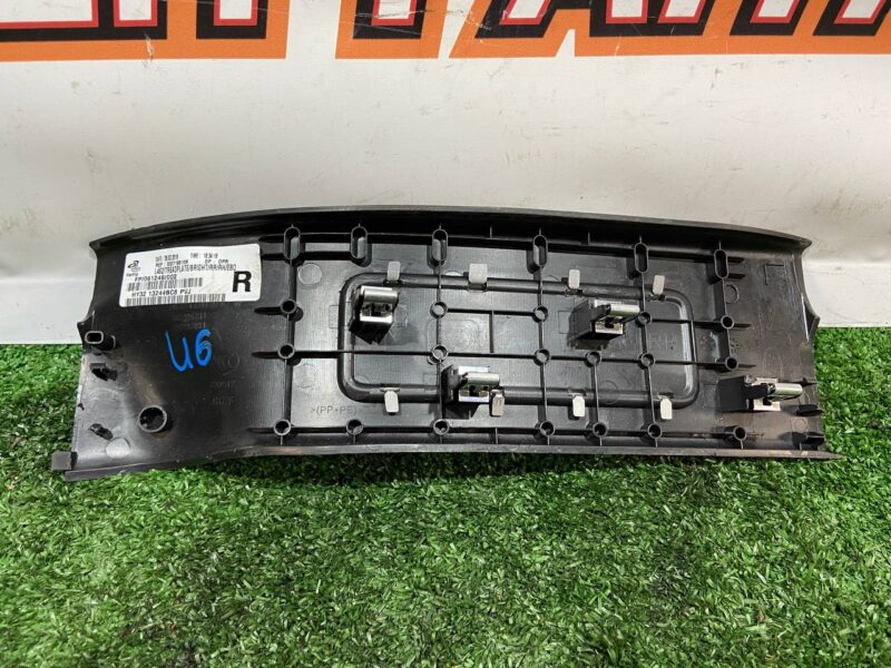 LR108373 Front right door trim Land Rover Discovery 5 L462 (2017-) used cost 23 € in stock 2 pcs.