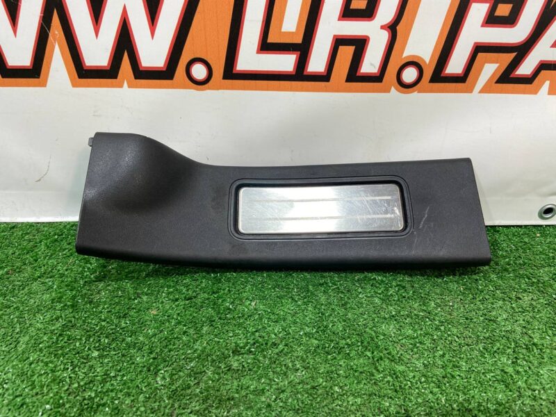 LR108373 Front right door trim Land Rover Discovery 5 L462 (2017-) used cost 23 € in stock 2 pcs.