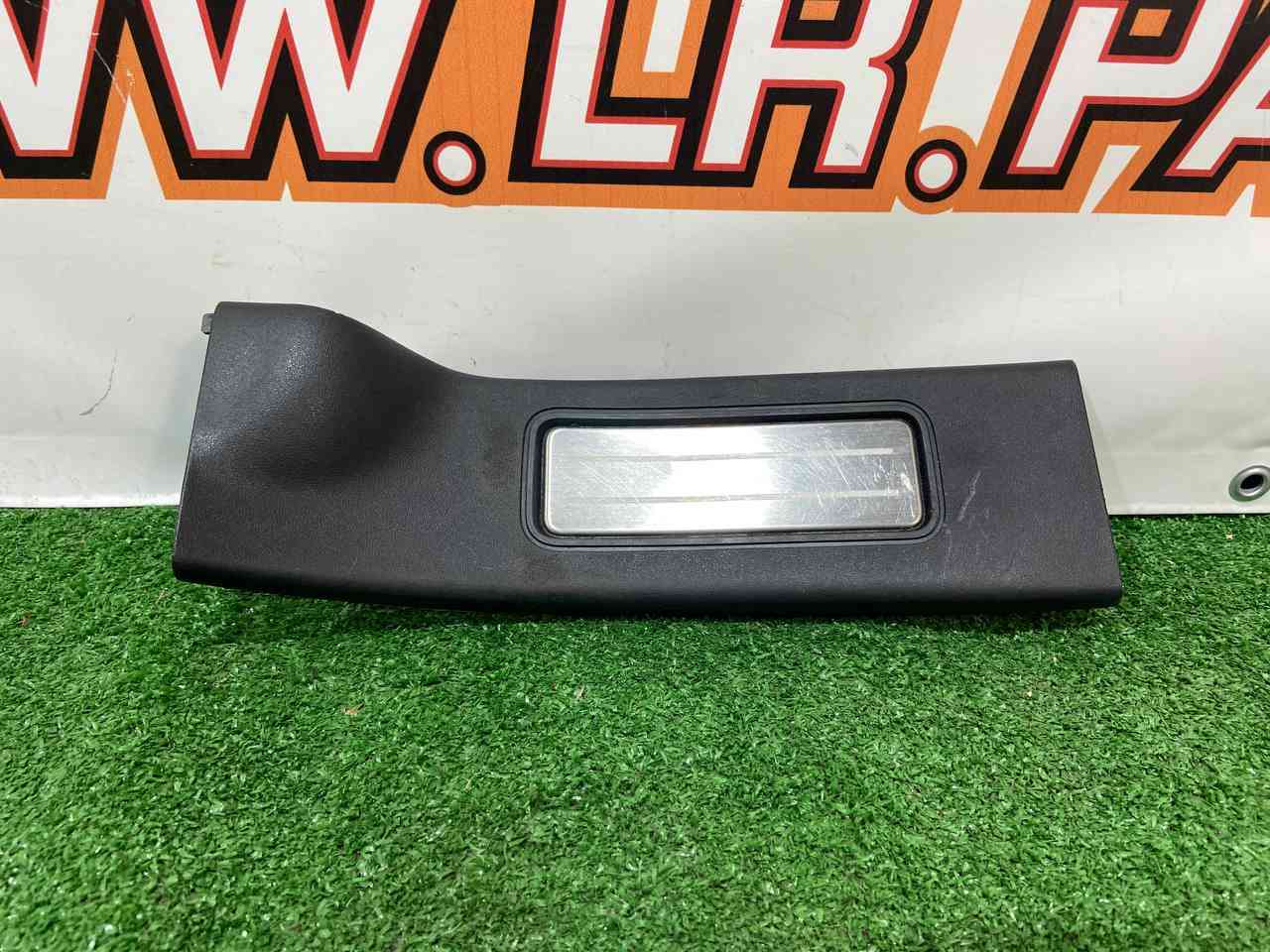 LR108373 Front right door trim Land Rover Discovery 5 L462 (2017-) used cost 23 € in stock 2 pcs.