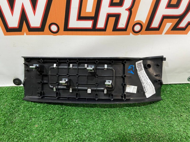 LR108373 Front right door trim Land Rover Discovery 5 L462 (2017-) used cost 23 € in stock 2 pcs.