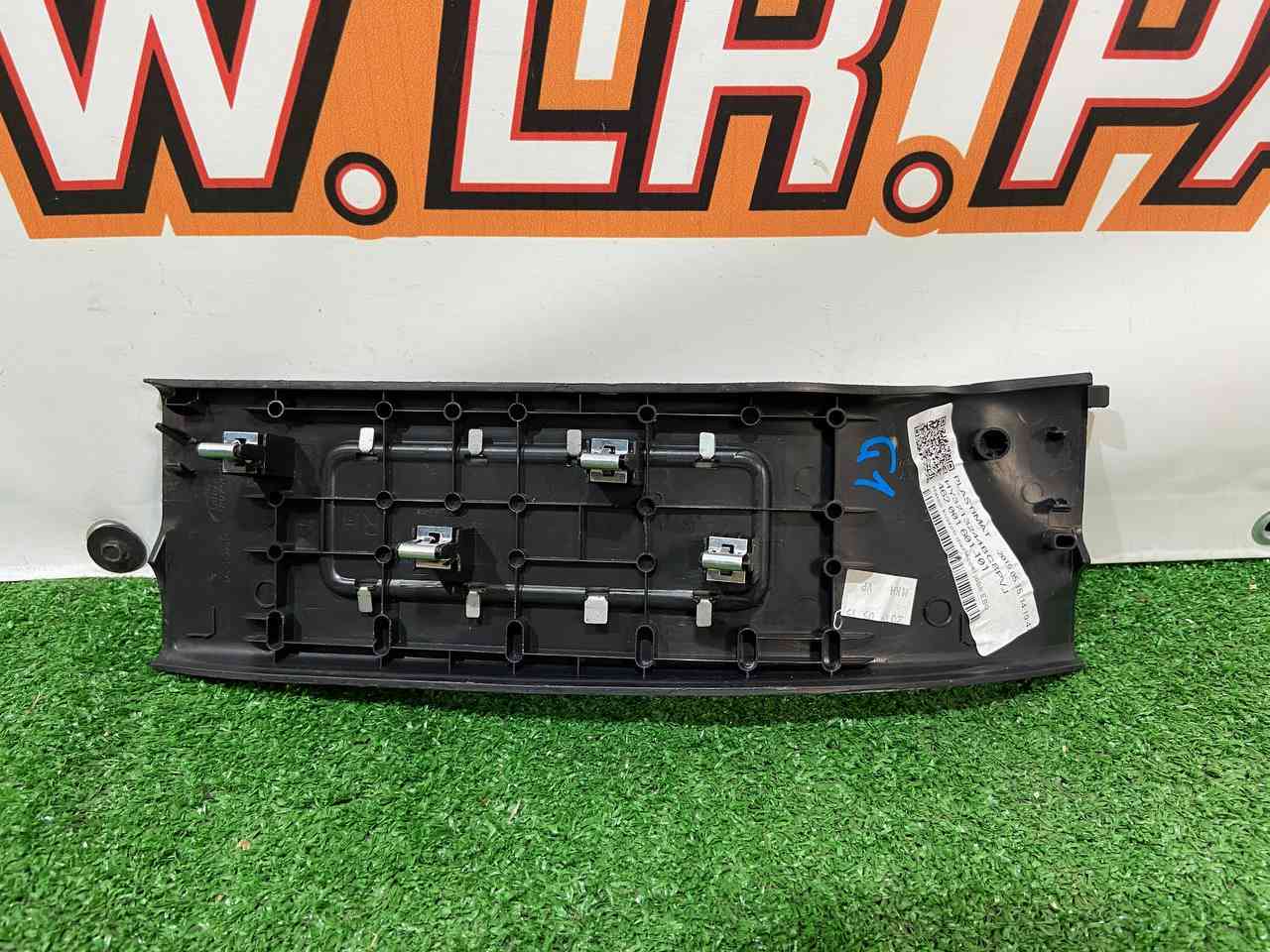 LR108373 Front right door trim Land Rover Discovery 5 L462 (2017-) used cost 23 € in stock 2 pcs.