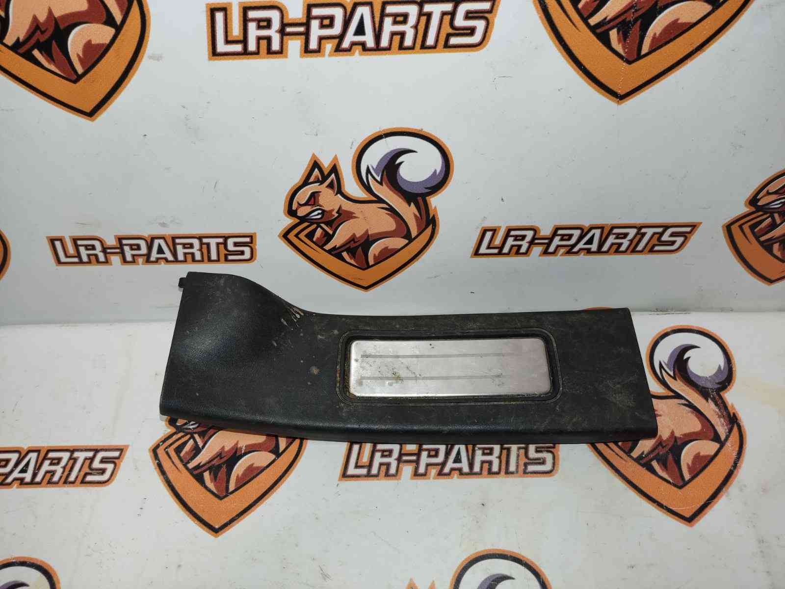 LR108373 Front right door trim Land Rover Discovery 5 L462 (2017-) used cost 23 € in stock 2 pcs.