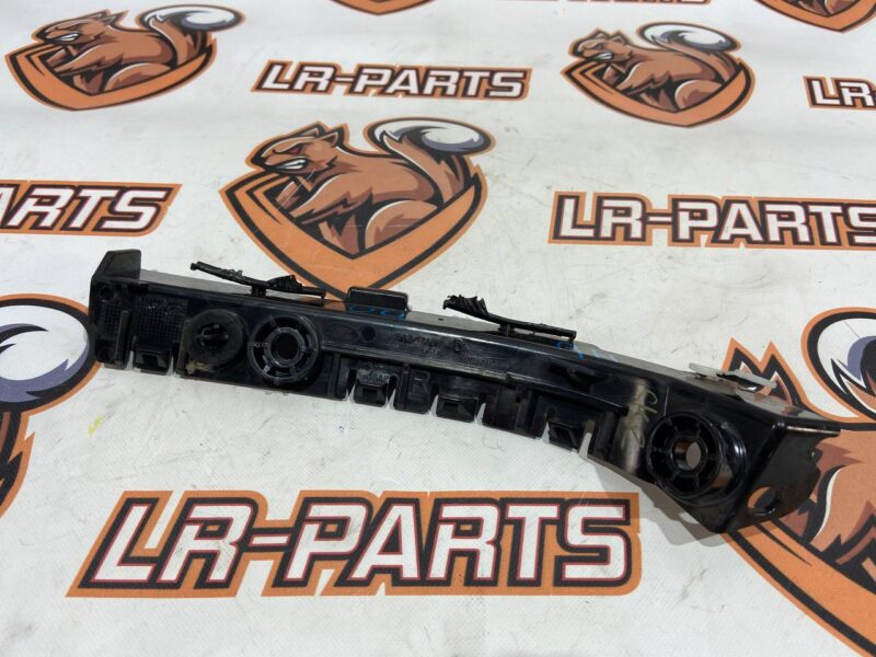 LR109393 Rear bumper mounting bracket, right upper Range Rover Velar L560 (2018-) Used cost 25 € in stock 1 pcs.
