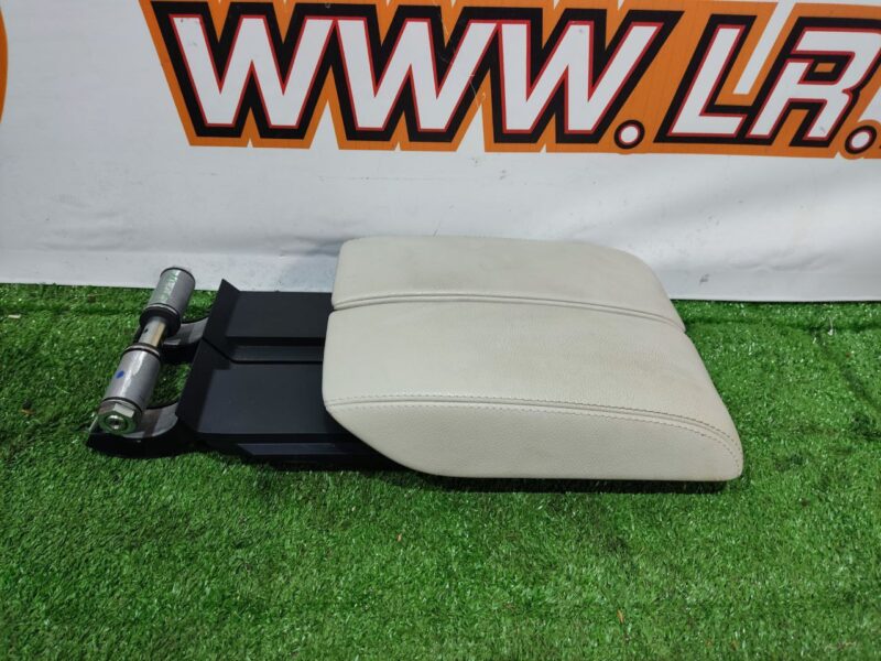LR111367 Armrest Range Rover Velar L560 (2018-) Used cost 200 € in stock 1 pcs.